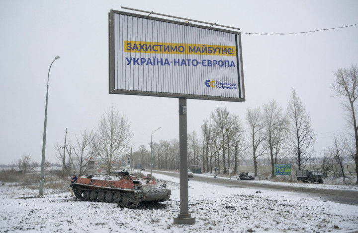 A plakát felirata: Védjük a jövőt! Ukrajna–NATO–Európa – Fotó: Maksim Levin / Reuters