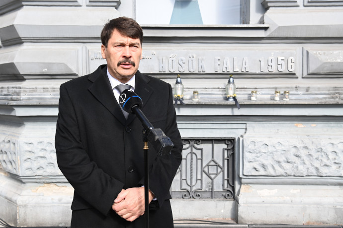Áder János köztársasági elnök nyilatkozik a közmédiának a Terror Háza Múzeumnál 2022. február 25-én, miután mécsest gyújtott a kommunizmus áldozatainak emléknapja alkalmából – Fotó: MTI/Máthé Zoltán
