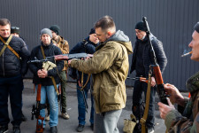Regisztrálják azokat az ukrán lakosokat, akik fegyvert kérnek, egy mentort is kapnak