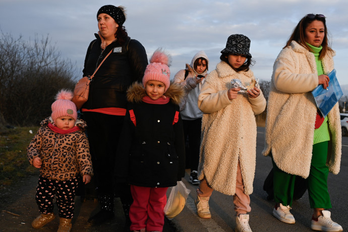 Az unokáit áthozta a határon, de visszamegy Ukrajnába, nem akarja otthagyni a házát
