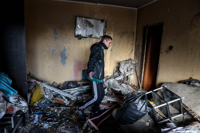 Egy bombatalálatot kapott ház Kijevben – Fotó: Huszti István / Telex