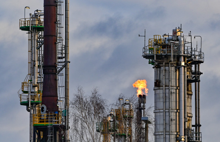 Oroszországból a "Barátság" vezetéken érkezik a kőolaj Németország egyik legnagyobb feldolgozó telephelyére, a schwedti PCK olajfinomítóba, ami körülbelül a német szükséglet 25 százalékát adja – Fotó: Patrick Pleul / dpa-Zentralbild / AFP