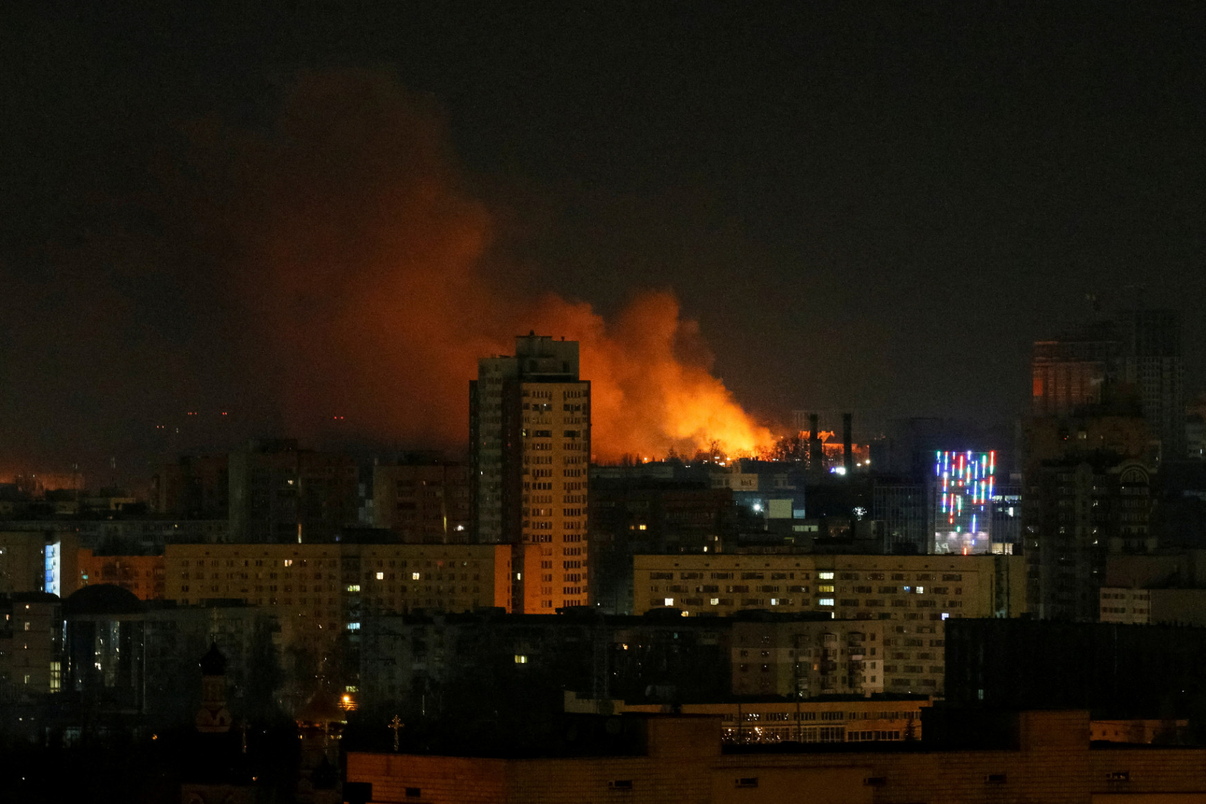 Kijevben egyre több helyen zajlanak tűzharcok, a hadsereg azt írta, visszavertek egy orosz támadást