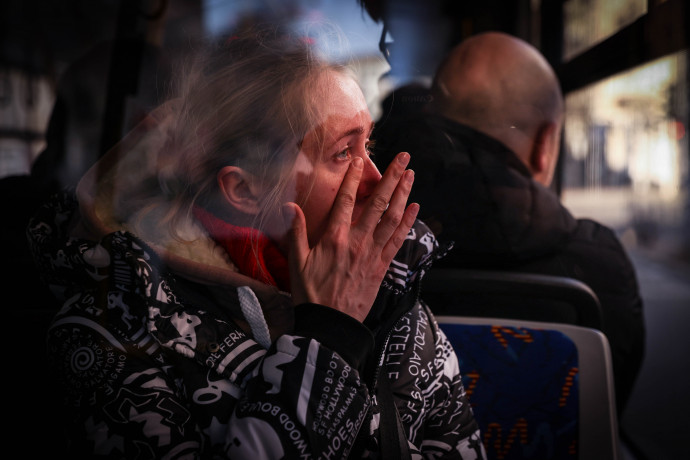 Egy nő sírva hagyja el Kijevet buszon – Fotó: Huszti István / Telex