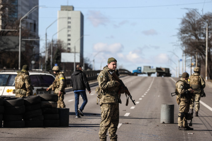 Ukrán katonák egy ellenőrzőponton Kijevben szombaton – Fotó: Huszti István / Telex