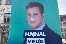 Plakátrongálás miatt feljelentést tett Hajnal Miklós, a Momentum elnökségi tagja