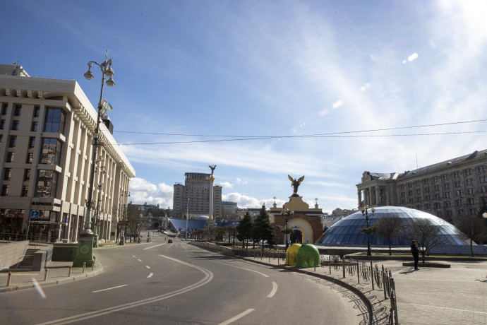 Üres utca Kijev belvárosában – Fotó: Aytac Unal / Anadolu Agency / Getty Images
