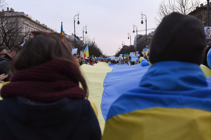 „Putyin terrorista” – a háború ellen tüntetett a magyarországi ukrán közösség Budapesten