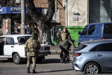 Egy egyszerű járműellenőrzésből kis híján lövöldözés lett, a felfegyverzett kijevi civilek bizalmatlanok a magyar újságírókkal