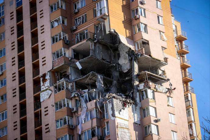 Omladozik a kijevi lakóház, amit az éjjel eltalált egy rakéta