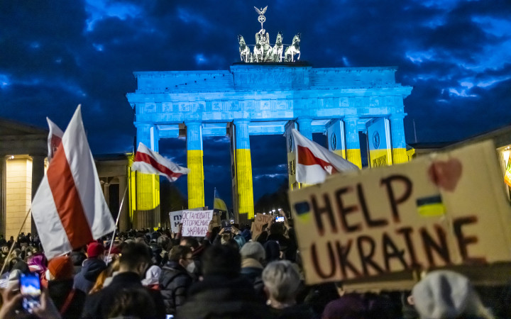 Ukrán színekbe borult Berlin – fotó: Hannibal Hanschke / Getty Images