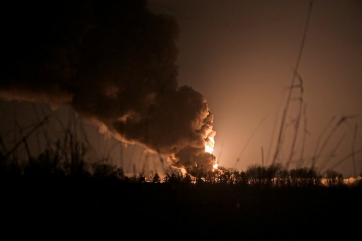 A lángokban álló vaszilkivi olajterminál – Fotó: Maksim Levin / Reuters 