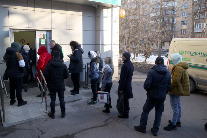 Sorban álló ügyfelek a Sberbank egyik moszkvai fiókjánál február 24-én – Fotó: Vladimir Gerdo / TASS / Getty Images