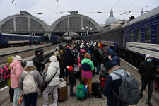 Több ezren gyűltek össze a pályaudvaron Lvivben, aki csak teheti, menekül Ukrajnából