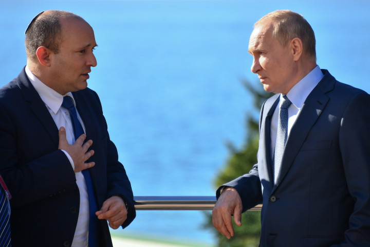 Naftali Bennett és Vlagyimir Putyin Szocsiban 2021. október 22-én – Fotó: Jevgenyij Bijatov / TASS / Getty Images