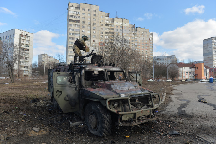 Az ukrán védelmi erők átvizsgálnak egy hatástalanított orosz járművet – Fotó: Sergey BOBOK / AFP