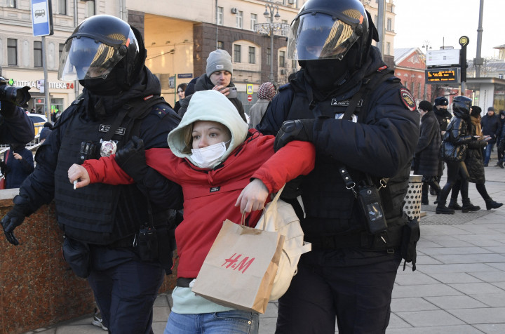Rendőrök őrizetbe vesznek egy nőt az Oroszország ukrajnai inváziója elleni tüntetésen Moszkva központjában 2022. február 27-én – Fotó: ALEXANDER NEMENOV / AFP