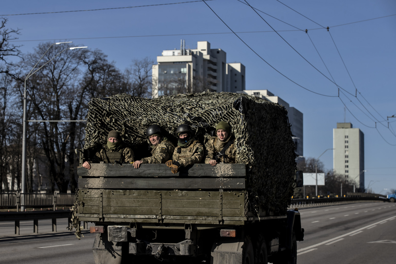 Erősítést visz az ukrán hadsereg szombaton Kijev északnyugati részén a Beresztejszka állomáson felállított ellenőrzőpontra a péntek éjszakai összecsapás után – Fotó: Huszti István / Telex.hu