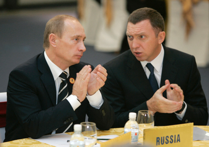 Oleg Gyeripaszka Vlagyimir Putyin oldalán 2006-ban – Fotó: Astakhov Dmitry / Sputnik / AFP