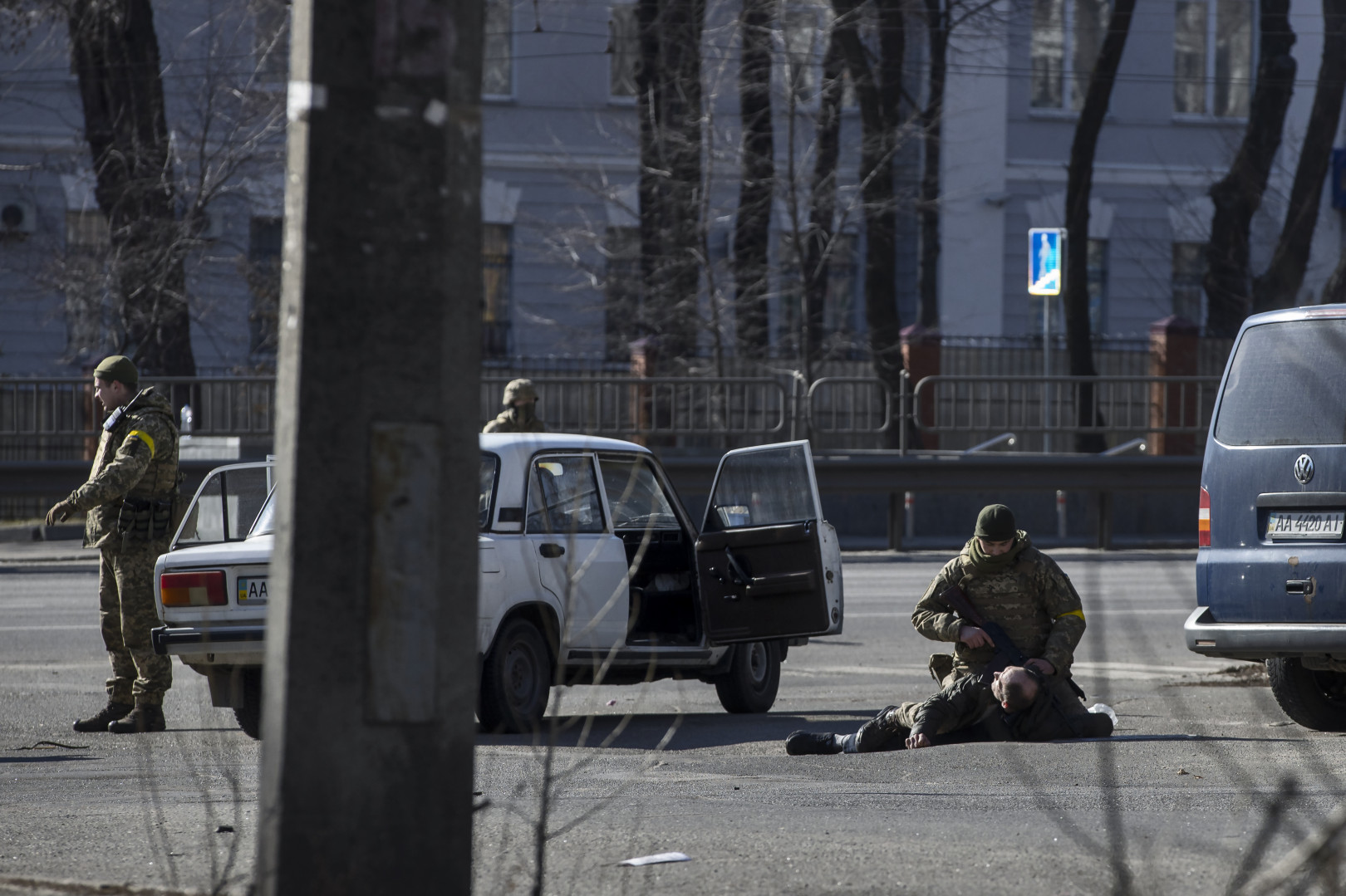 Egy bombagyanús autó sofőrjét teperték földre a katonák, miután a férfi nem akart megállni az ellenőrzőponton – Fotó: Huszti István / Telex.hu