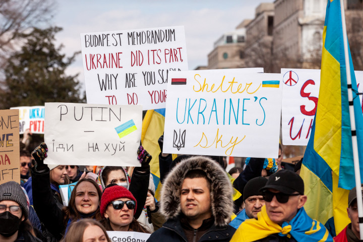 Tüntetők a washingtoni Fehér Háznál számonkérve Oroszországot a Budapesti Memorandumban lefektetettek megszegését február 26-án szombaton – Fotó: Alison Baley / Nurphoto / AFP