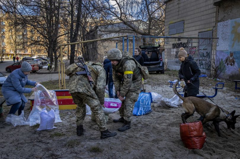 Sorban állás egy kijevi boltban, homokgyűjtés a barikádokhoz egy óvóhely közelében – Fotó: Huszti István / Telex.hu