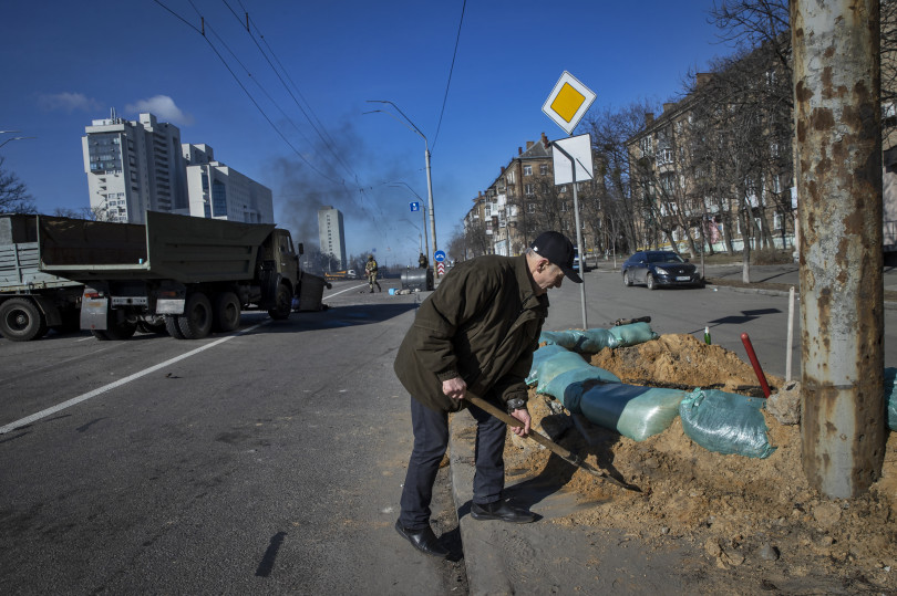 Lövészárkok ásása kezdődött szerte az ukrán fővárosban szombaton – Fotó: Huszti István / Telex.hu