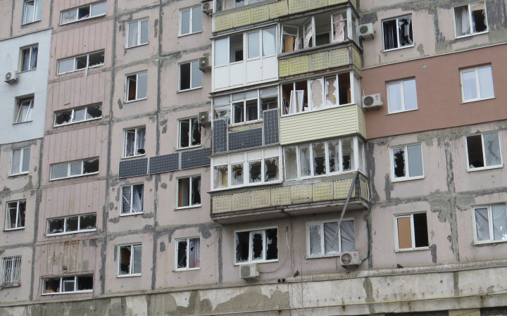 A bombázásokban megrongálódott épület Mariupolban 2022. február 26-án – Fotó: Nikolay Ryabchenko / Reuters