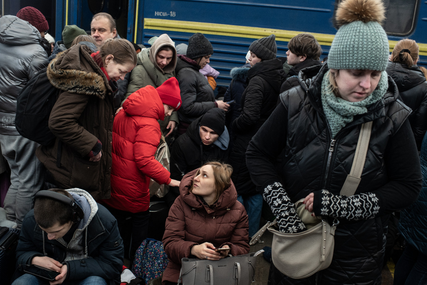 Tömegek menekülnének Lvivből, ezrek zsúfolódtak össze vasárnap a pályaudvaron, köztük sok külföldi is