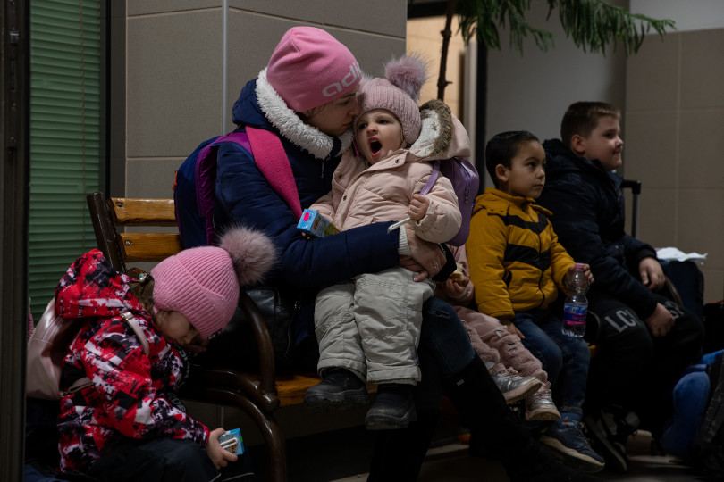 A záhonyi pályaudvar várója megtelt az Ukrajnából érkezőkkel