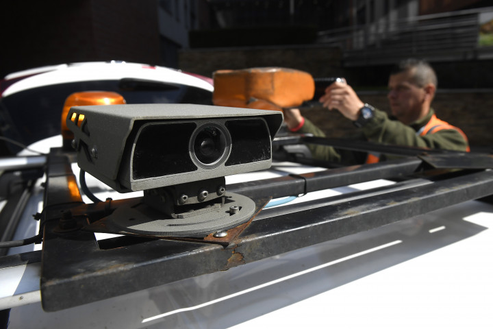 Autóra szerelt kamera az útdíjhasználati jogosultságok ellenőrzésére – Fotó: Kovács Tamás / MTI