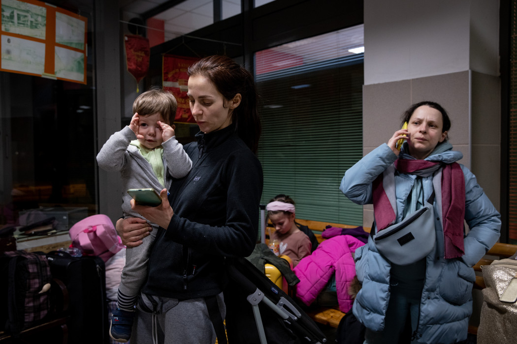 A mother of two from Kyiv in Záhony, waiting for relatives from Belgium to pick them up.