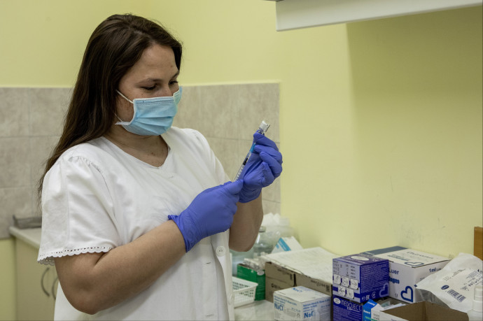 Ipsos: A magyarok többsége hisz az orvostudományban, de elutasítja a koronavírus elleni kötelező oltást