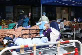 Megugrott a fertőzöttek száma Hongkongban, néhány hét alatt megteltek a kórházak