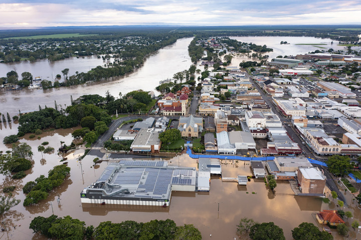 A korábbi heves esőzések miatt víz árasztja el az utcákat és a házakat a Queensland állambeli Maryborough-ban 2022. február 28-án. – Fotó: Fraser-parti Regionális Tanács / AP / MTI