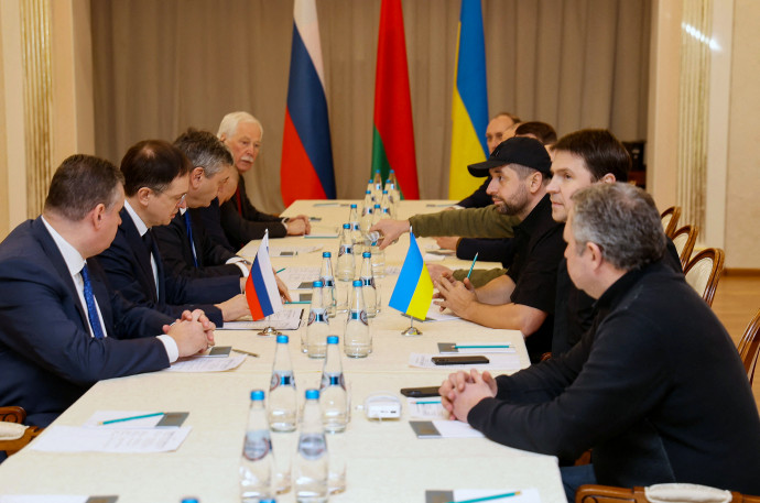 Az ukrán és orosz küldöttségek tagjai a megbeszélésen a fehéroroszországi Gomel régióban 2022. február 28-án – Fotó Szergej KHOLODILIN / BELTA / AFP