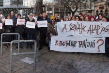 Vezető budapesti gimnáziumok tanárai tüntettek hétfőn a Kálvin téren