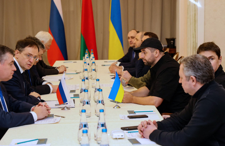 Az orosz és az ukrán delegáció a hétfői első tárgyalásokon. A bal oldalon alulról a második Vlagyimir Megyinszkij. Fotó: Szergej Hologyilin / AFP.