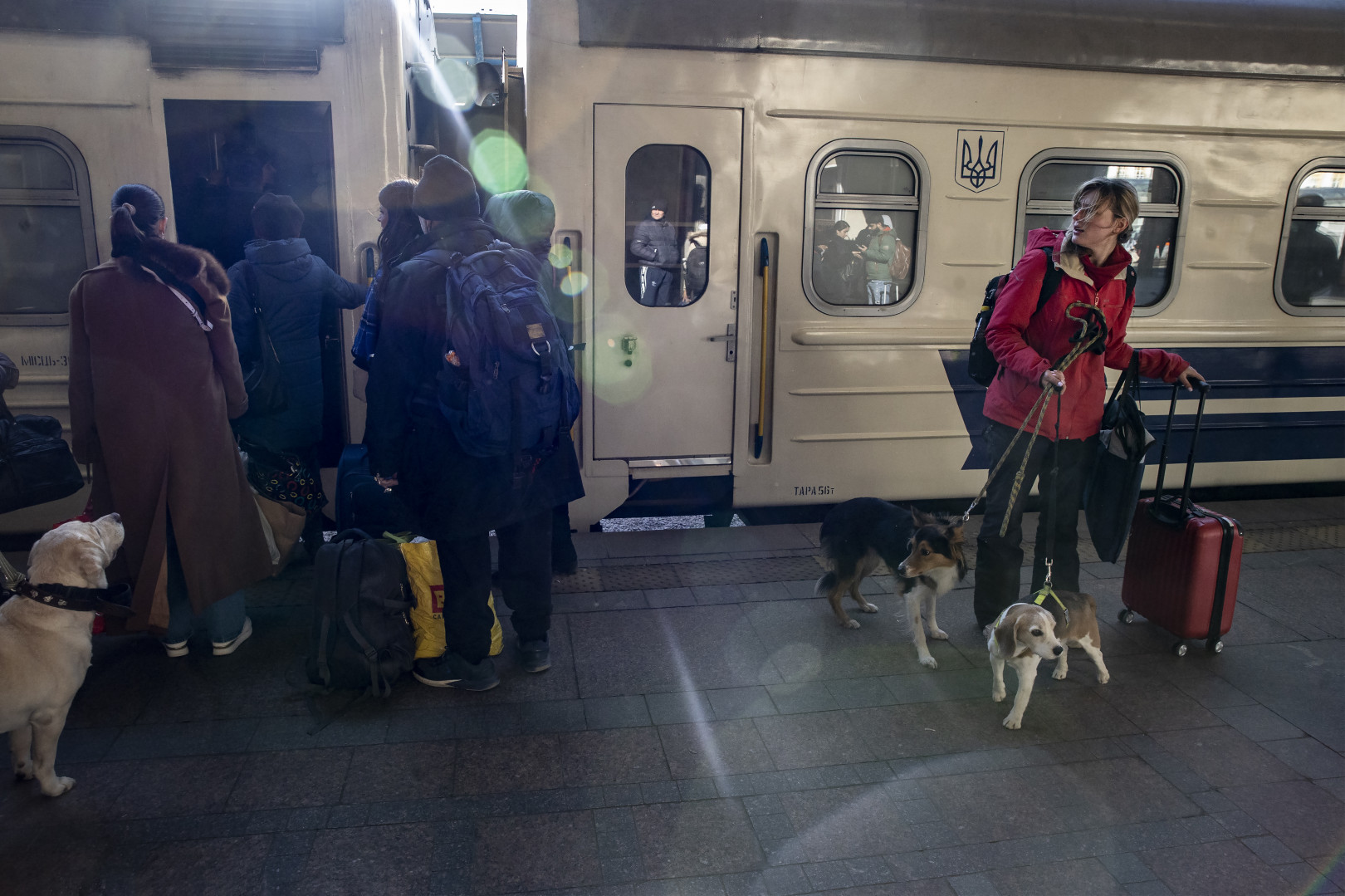 Az orosz támadás újabb fokozatától tartva sokan indultak útnak Kijevből, a vonatokra jegy sem kellett, de így sem fért fel mindenki – Fotó: Huszti István / Telex
