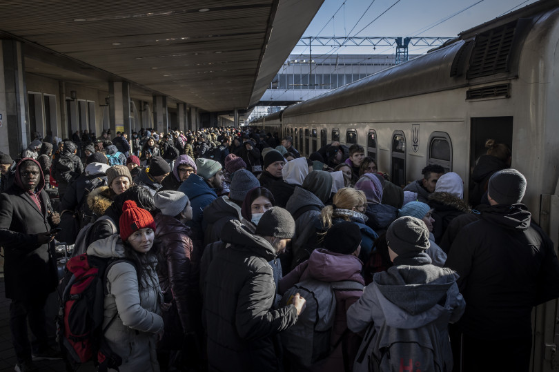 Menetrendet kémlelők és a peronon a vonatok előtt feltorlódó menekülők – Fotó: Huszti István / Telex