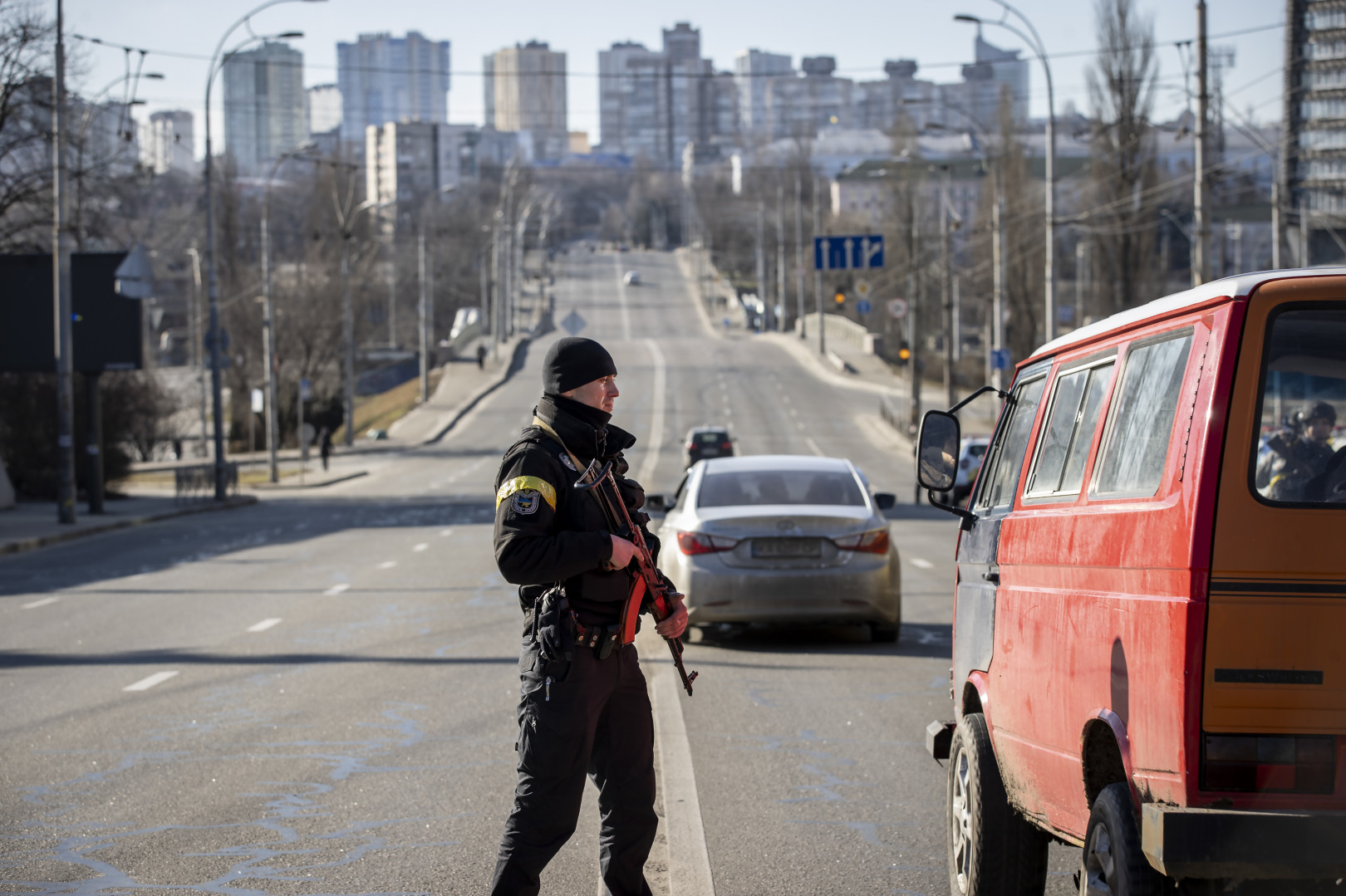 Fegyveres ellenőrzés az orosz ostromra készülő ukrán fővárosban a Győzelem sugárúton – Fotó: Huszti István / Telex