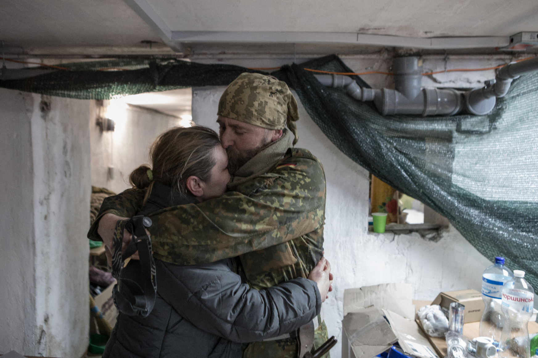 Békéről tárgyalnak, harcra készülnek, nyugatra menekülnek – képekben az ukrajnai háború ötödik napja