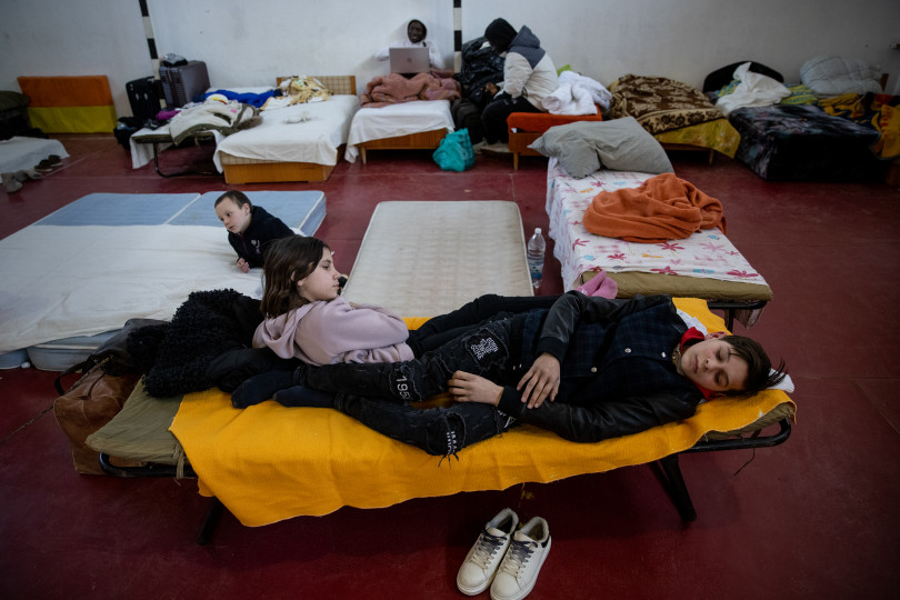 Az iskolaépület tornatermében maximum három éjszakát töltenek a menekültek