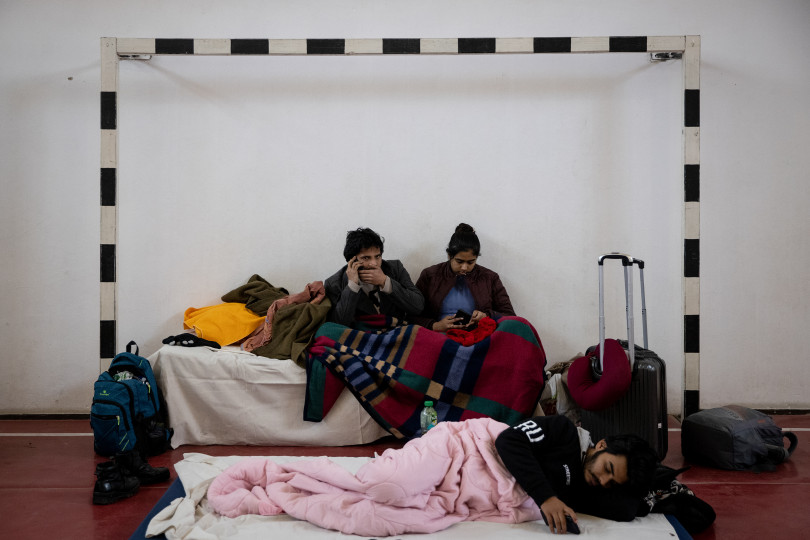 Az iskolaépület tornatermében maximum három éjszakát töltenek a menekültek