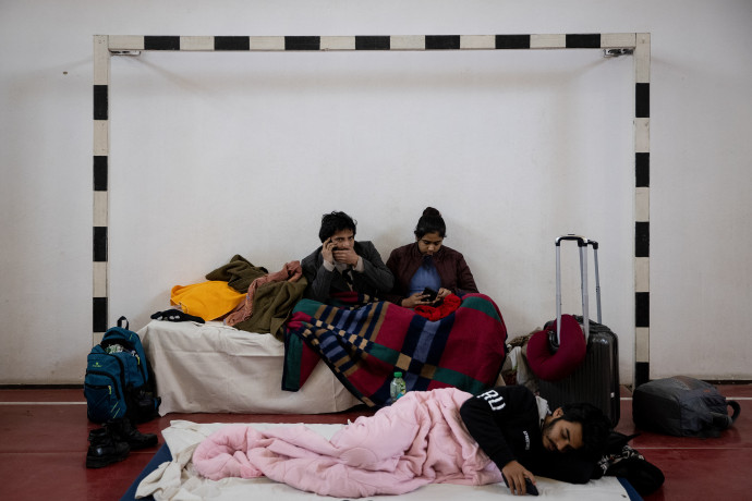 Az iskolaépület tornatermében maximum három éjszakát töltenek a menekültek – Fotó: Ajpek Orsolya / Telex