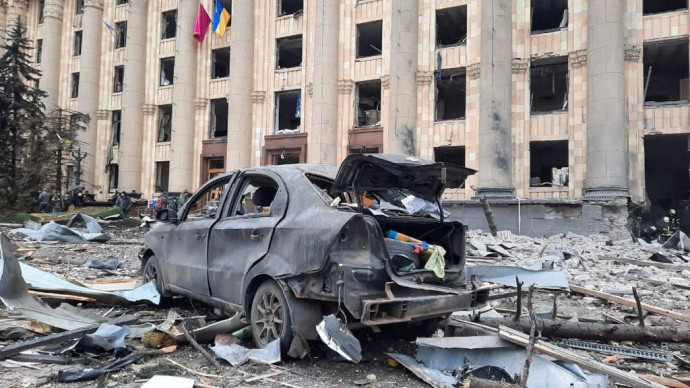 A tér a becsapódás után – Fotó: UKRAINE EMERGENCY MINISTRY PRESS SERVICE / AFP