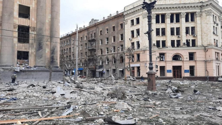Törmelék és romok a rakétatalálat után – Fotó: Ukrainian State Emergency Service / REUTERS