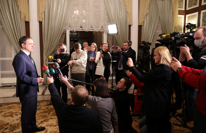 Vlagyimir Megyinszkij elnöki tanácsadó nyilatkozik az ukrán-orosz tárgyalások után február 28-án Fotó: Sergei Kholodilin / BelTA / Reuters