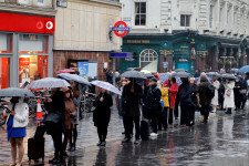 24 órás metrósztrájk Londonban, tömött sorokban állnak az emberek a taxiállomásokon és buszmegállókban