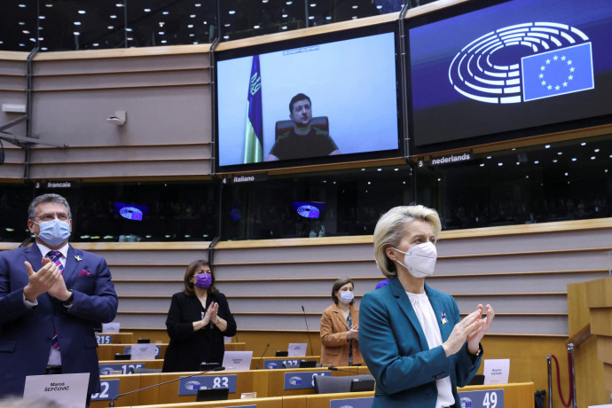 Ursula Von Der Leyen és képviselők állva tapsolna Zelenszkij elnök beszéde után az Európai Parlament rendkívüli ülésén – Fotó: Yves Herman / Reuters
